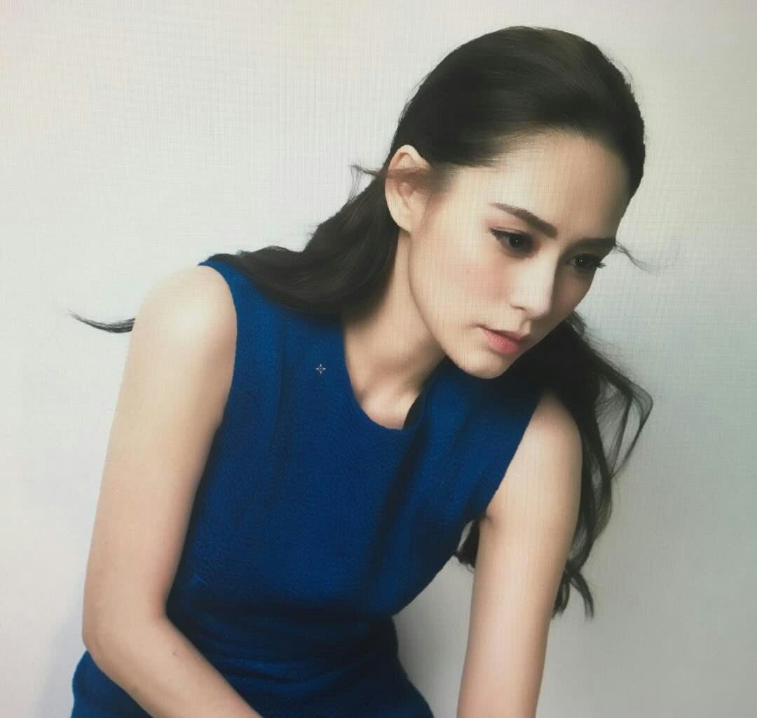 37岁阿娇婚纱照曝光,笑容甜蜜,她终于嫁出去啦!