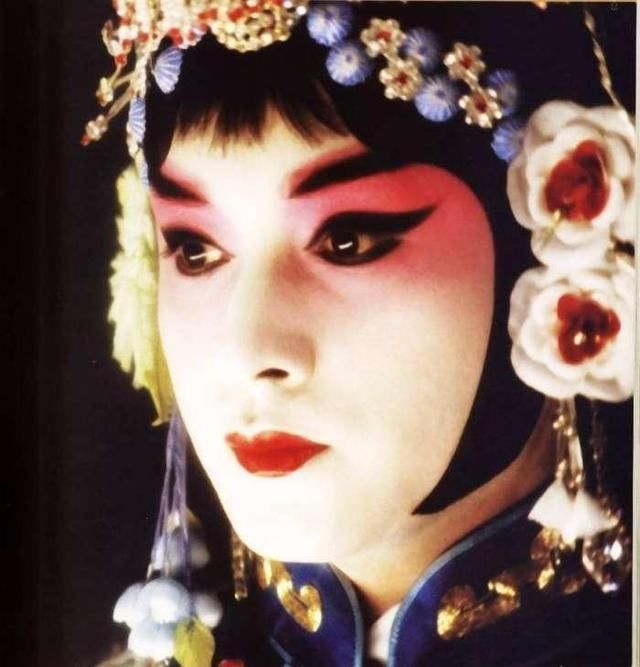 那些男扮女装的男明星们,比女人还要妩媚动人,就服陈晓和张卫健