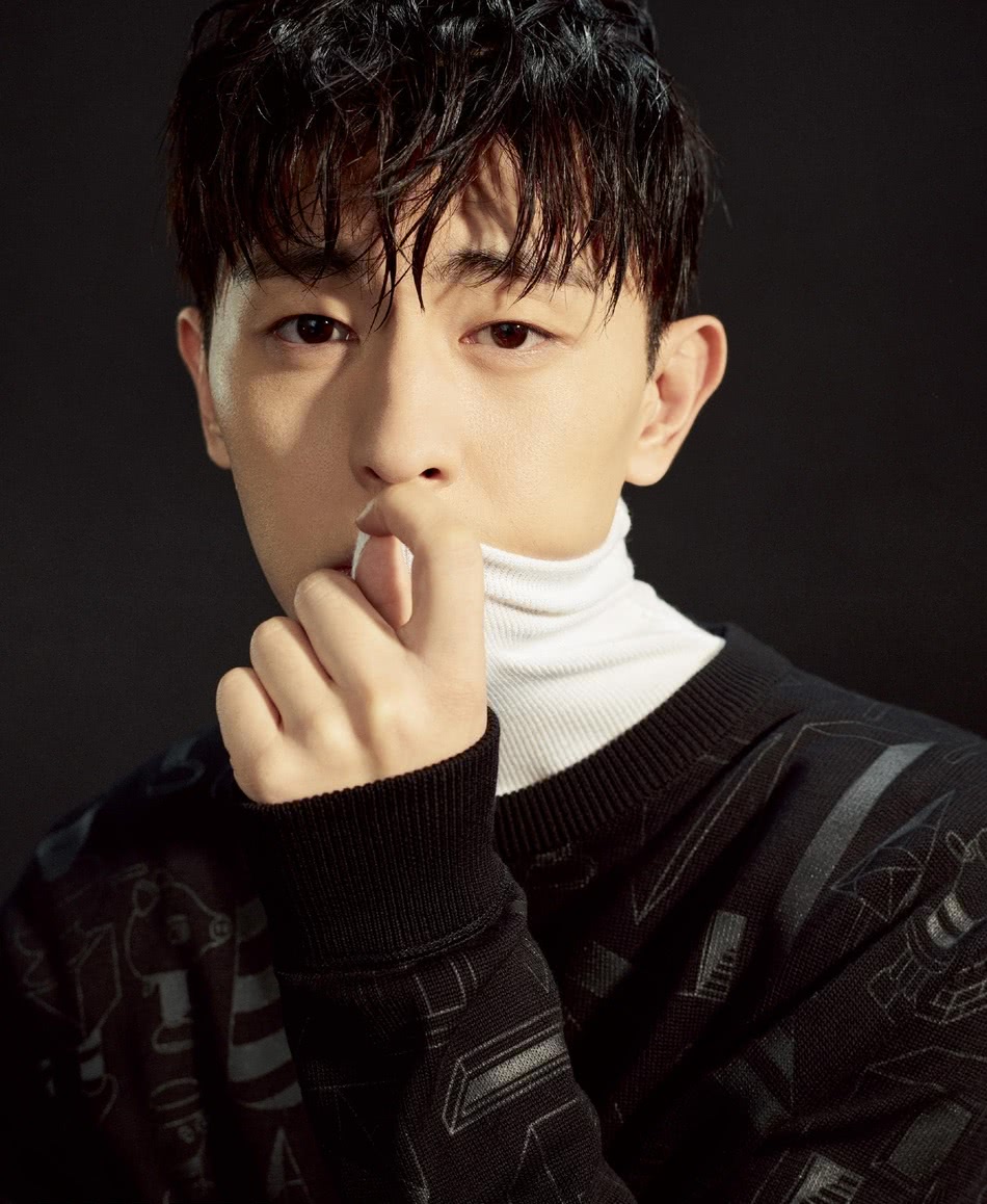 邓伦最新写真曝光,各种画风齐聚,实力演绎型男秋装穿搭新风尚