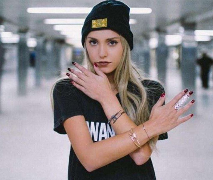 英国姑娘来到中国旅游,在超市买了几包方便面,结账时候不知所措