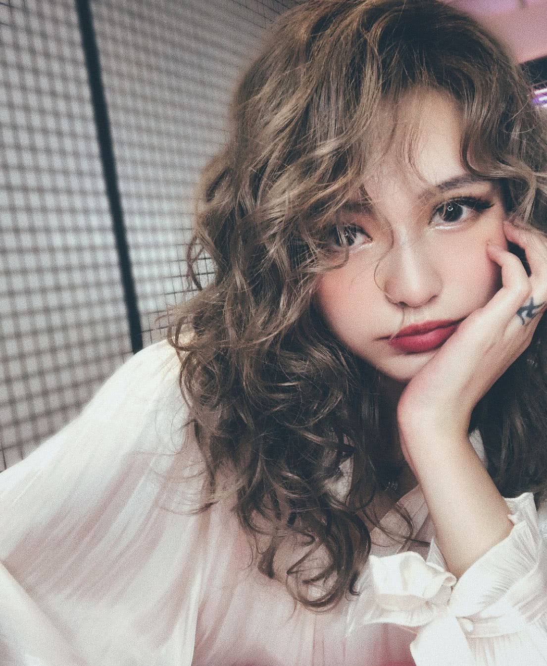 罗志祥女友周扬青烫泡面头可爱爆表,她应是整得最成功的网红