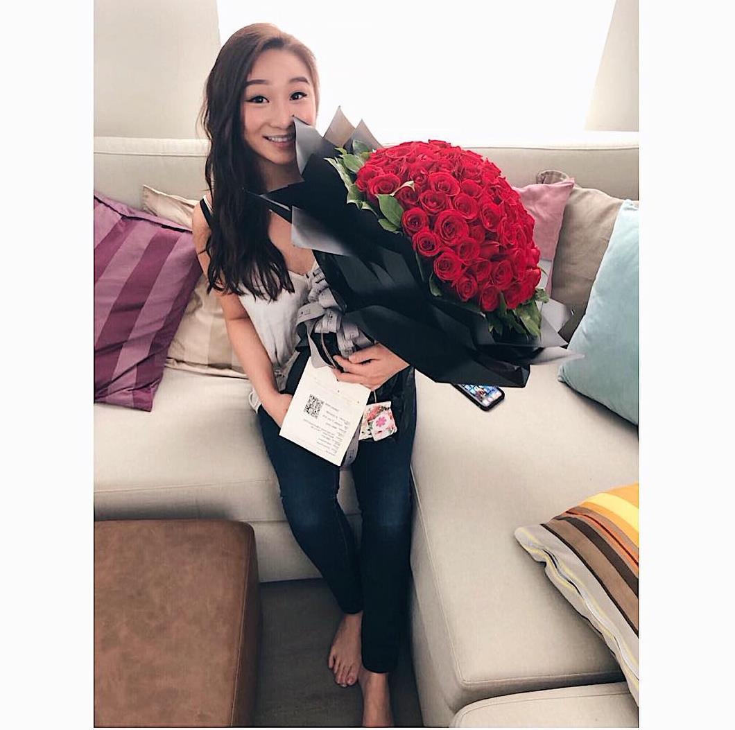 从照片可以看到梁家辉夫妻,妹妹和妹夫,双胞胎女儿,还有女儿chloe的