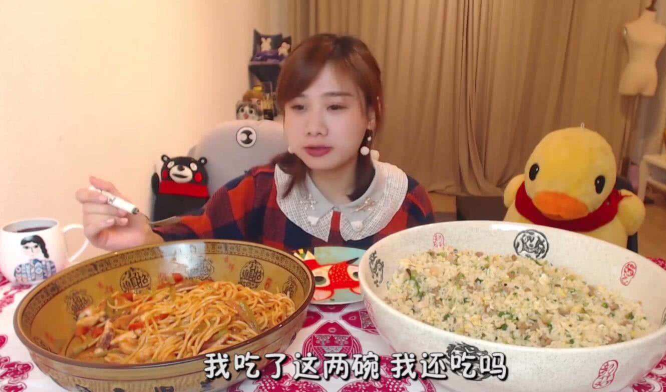 大胃王密子君吃肥牛炒饭和意面,1人吃掉6人份,吃着碗里瞧锅里