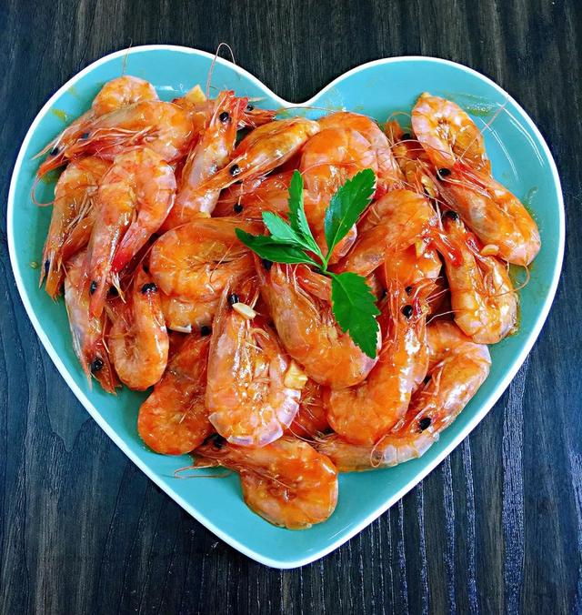 茄酱焖虾:壳酥肉嫩,酸甜可口,一人能吃一大盘