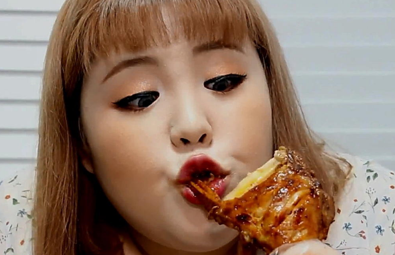 韩国胖妞秀彬吃黄金蛋包饭,配上4个照烧大鸡腿,开心的合不拢嘴