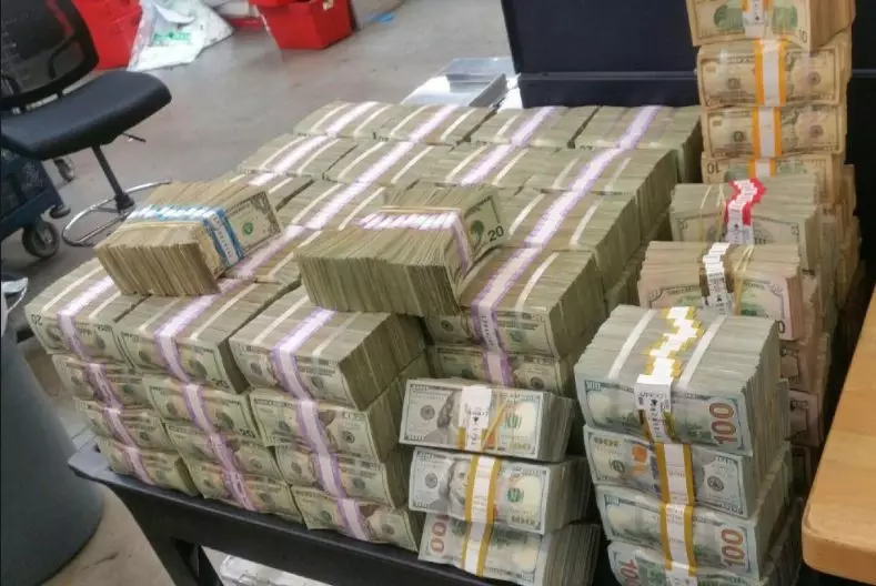 救9名王室,害死126条人命,搬空4座城,还丢了10亿美元,值么?