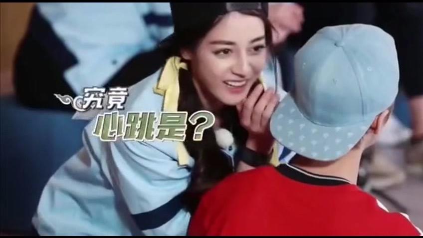 迪丽热巴凑到鹿晗面前说了一句悄悄话鹿晗居然