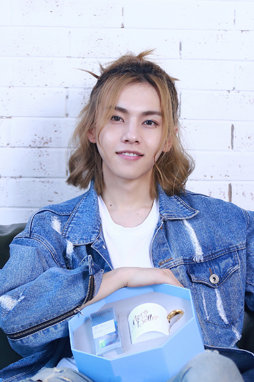 "颜值逆天"周锐现身机场,网友:这眼妆给我一年也学不会!