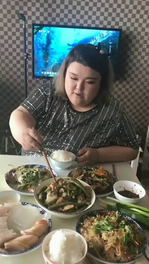 快手吃播 大胖妞阳阳吃妈妈做的家常菜