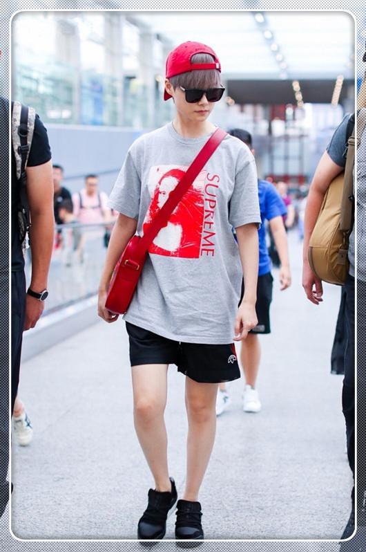 没倪妮气质真别把裤衩当短裤穿,像李宇春这样秒变假小子就尴尬了