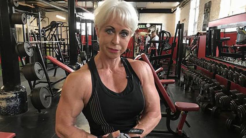 68岁老太太坚持健身35年,看起来和30岁少妇一样年轻美丽,羡慕