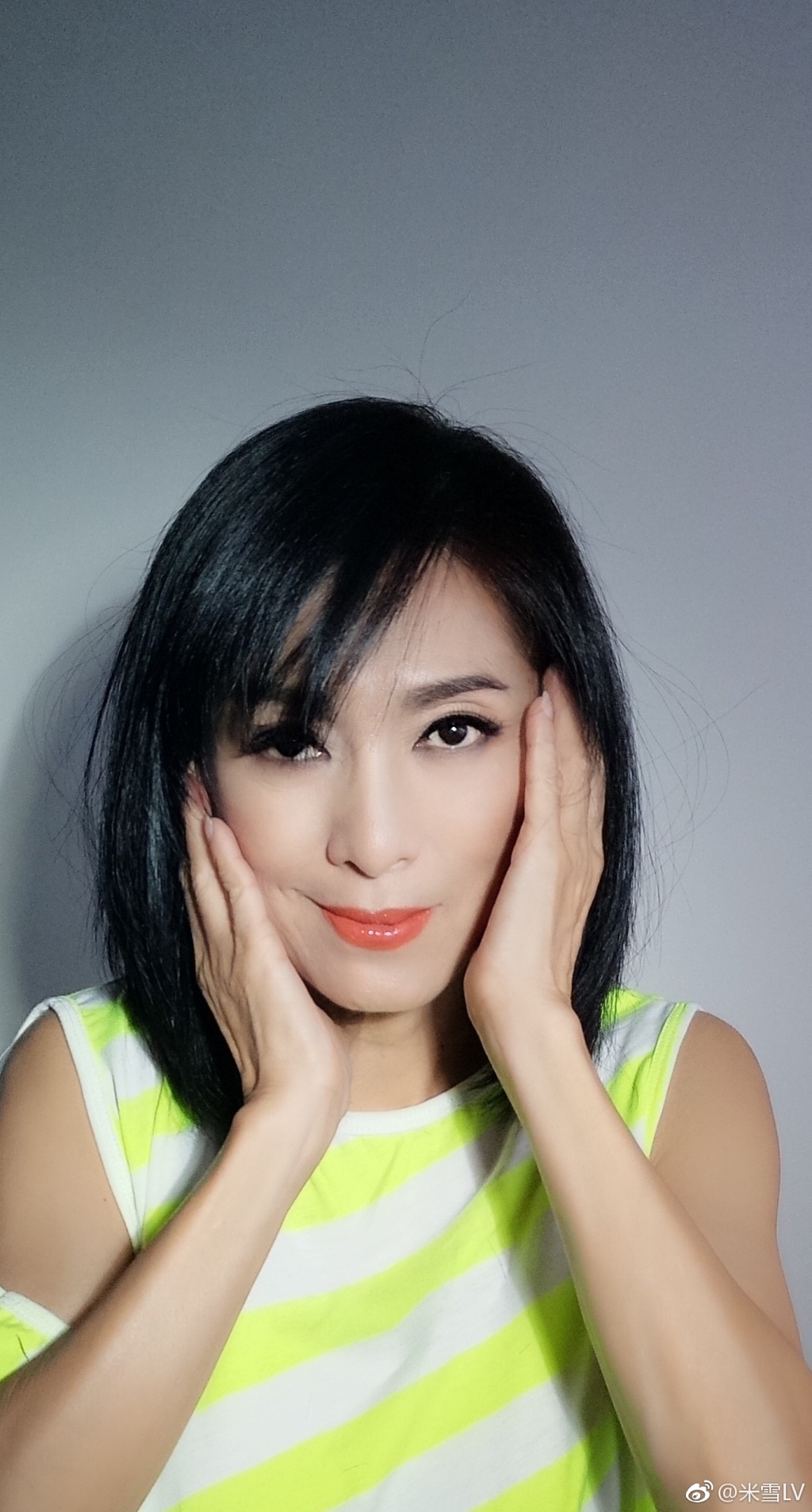 米雪身穿白t恤搭配阔腿牛仔裤,减龄又时尚,这双马尾发型真抢眼