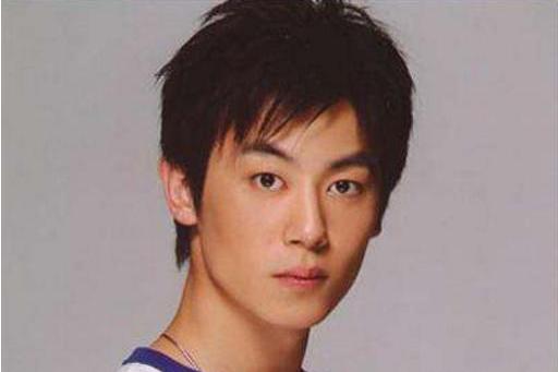 朱亚文早年青涩旧照,帅气逼人颜值高,难怪能俘获众多少女心!