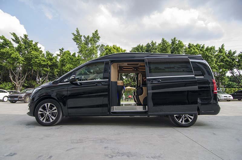 百万级别的质感,价钱比埃尔法便宜50万,这款奔驰商务车值了