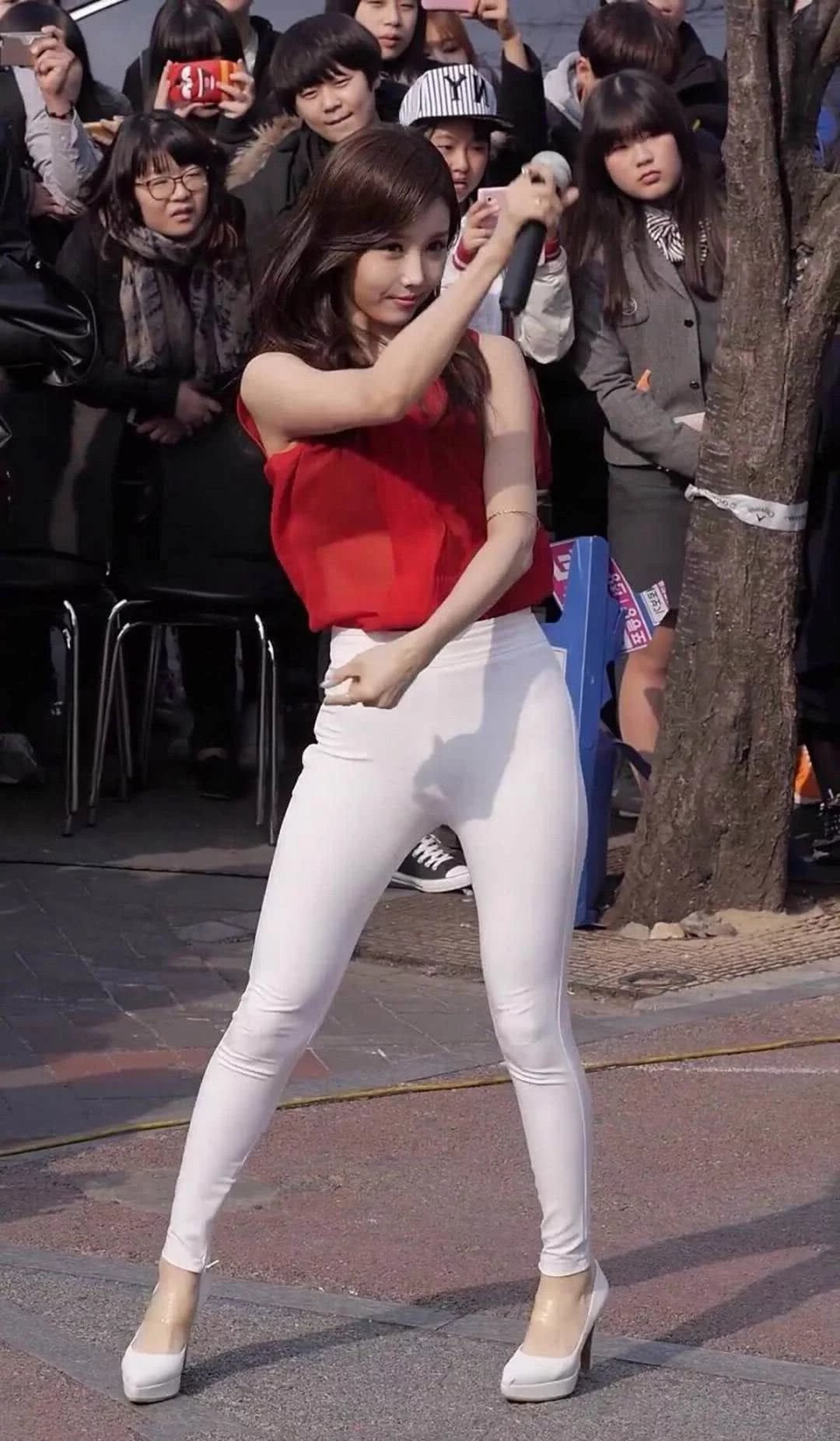 萌妹子白色清透的紧身裤跳舞身材扭动的画面很有视觉冲击力