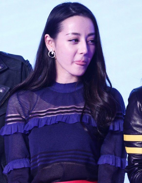 女星吐舌头:热巴羞涩,杨幂清纯,郑爽呆萌,看了赵丽颖