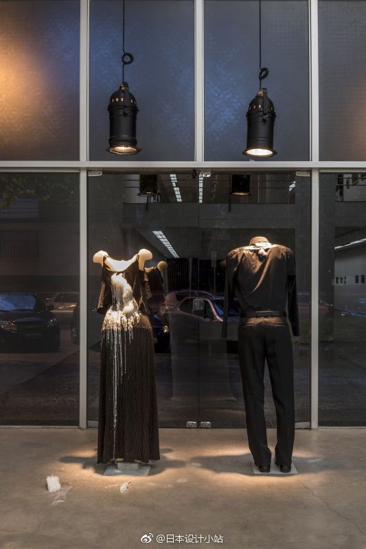 艺术家tatiana blass在画廊celma albuquerque的橱窗里,安装了一对由