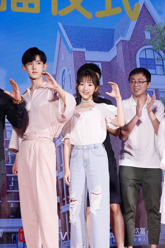 孙艺宁俏丽短发出席惹上冷殿下开播发布会