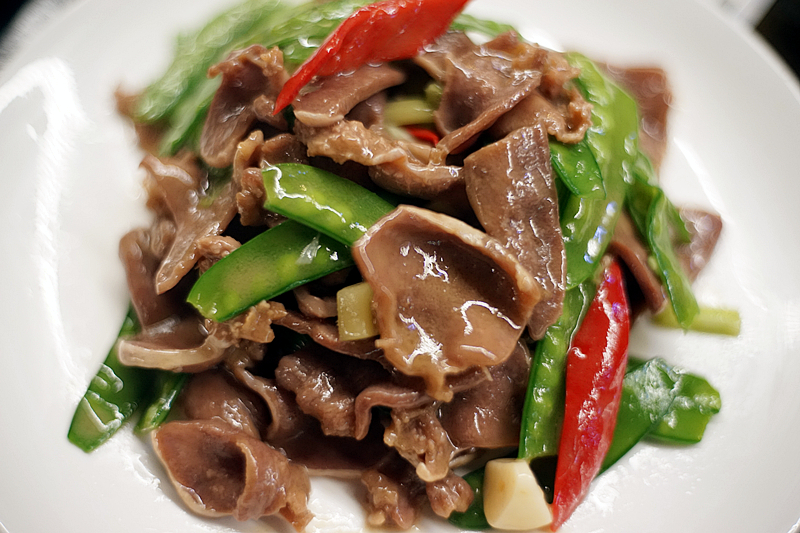 【荷兰豆炒澳舌】牛舌炒得很有功夫,口感上中间软嫩,周围还带着一股脆