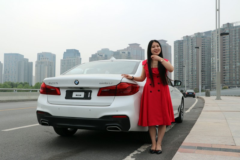 两年前,沈月加入了宝马车主的行列,入手了宝马520li.