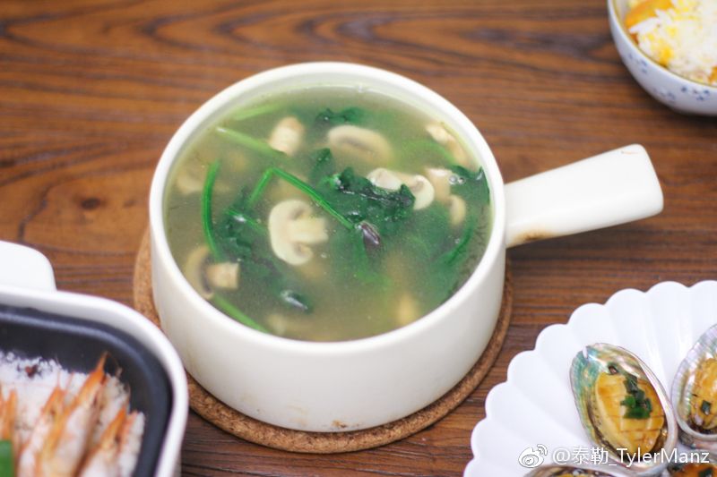 笋衣烧肉,蚝油鲍鱼,盐焗虾,菠菜蘑菇汤,主食吃红薯饭