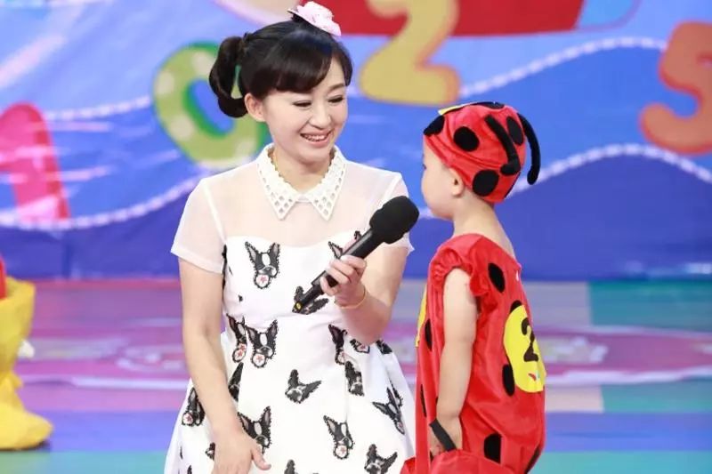 她是"小鹿姐姐",主持动画栏目22年,今44岁老公仍是个谜