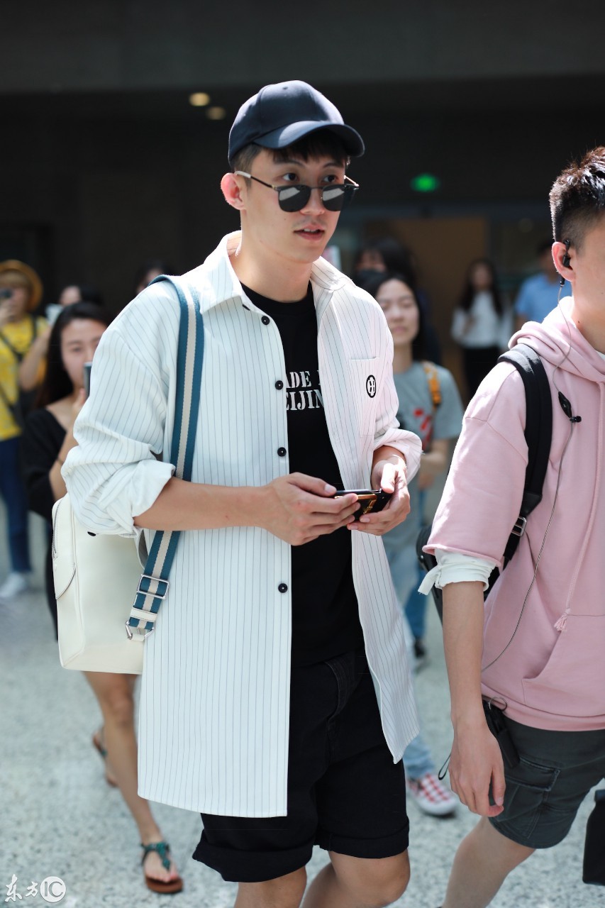 黄景瑜穿白条纹衬衫搭配黑短裤现身机场,戴棒球帽和墨镜又酷又帅