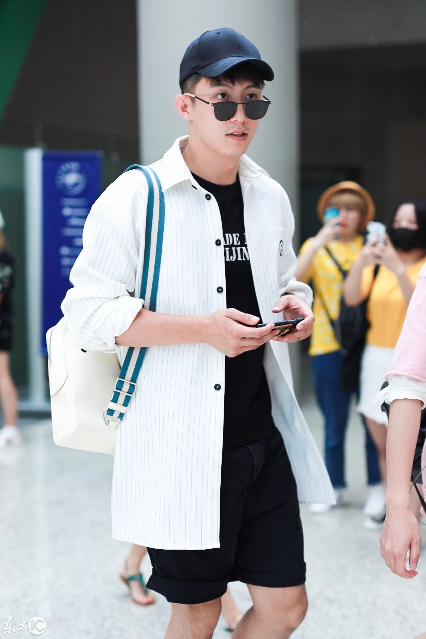 黄景瑜穿白条纹衬衫搭配黑短裤现身机场,戴棒球帽和墨镜又酷又帅