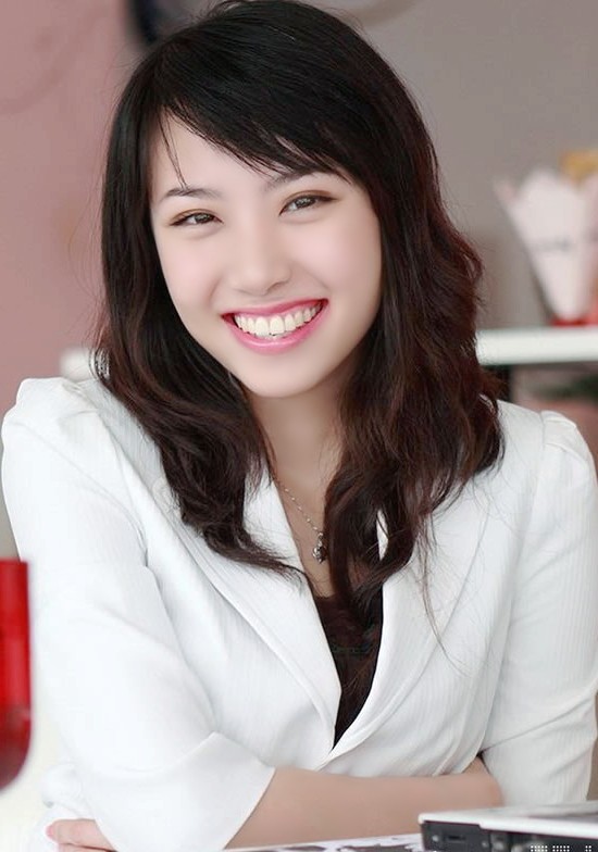 一个在工作中露出开心笑容的气质女白领|人像|气质|女郎_新浪新闻