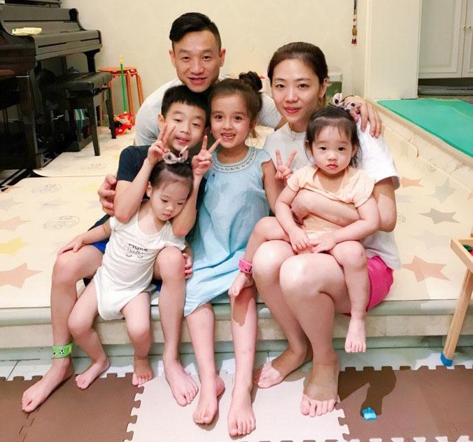 杨威全家福8月新照双胞胎女儿像杨威儿子9岁5岁混血儿抢镜