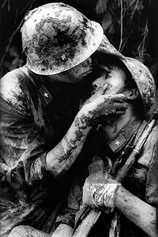 六张老山前线照片,一张战友情一张全家福一块墓碑,让你感动痛哭