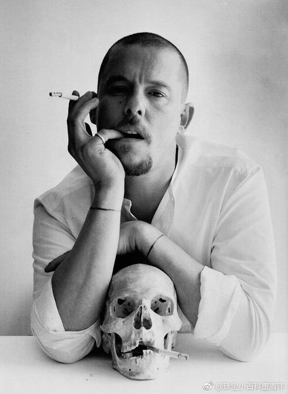 亚历山大·麦昆(alexander mcqueen,本名:lee alexander mcqueen_新浪
