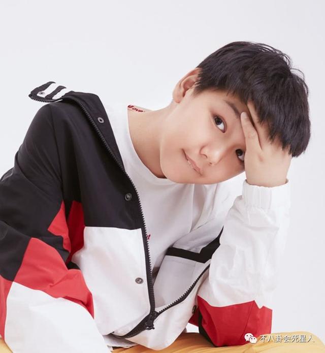 曾当众掌掴母亲嫌弃只会花老爸的钱如今12岁长相帅气狂吸粉