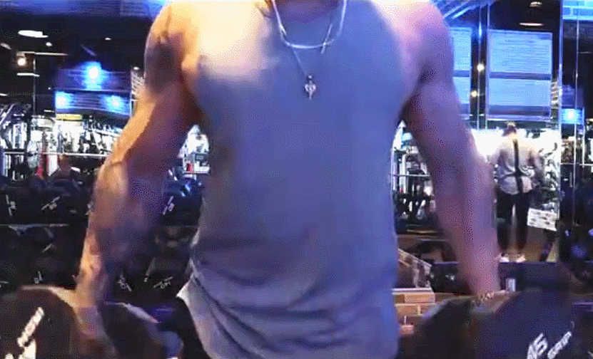 动作二：曲杠二头弯举