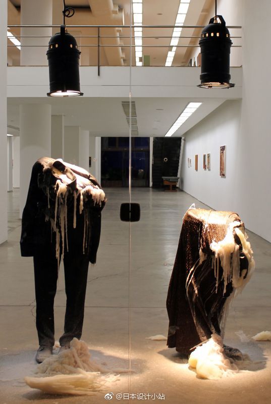 艺术家tatiana blass在画廊celma albuquerque的橱窗里,安装了一对由