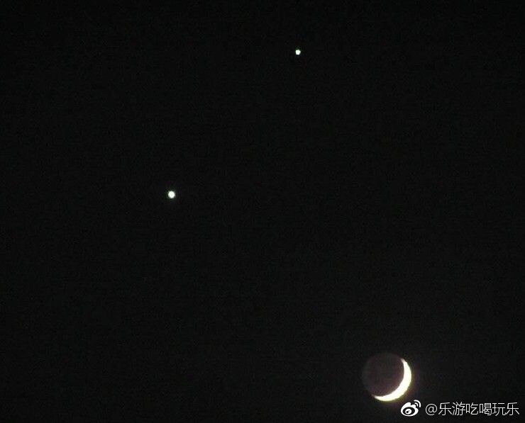 双星伴月又称"金木合月",是指金星,木星和月球同时出现在夜空中