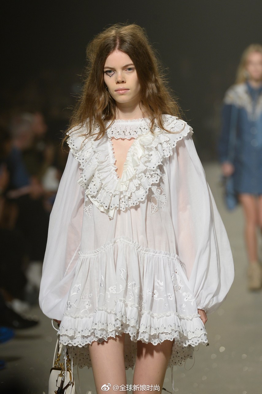 2019年春夏纽约时装周上适合新娘穿着的连衣裙