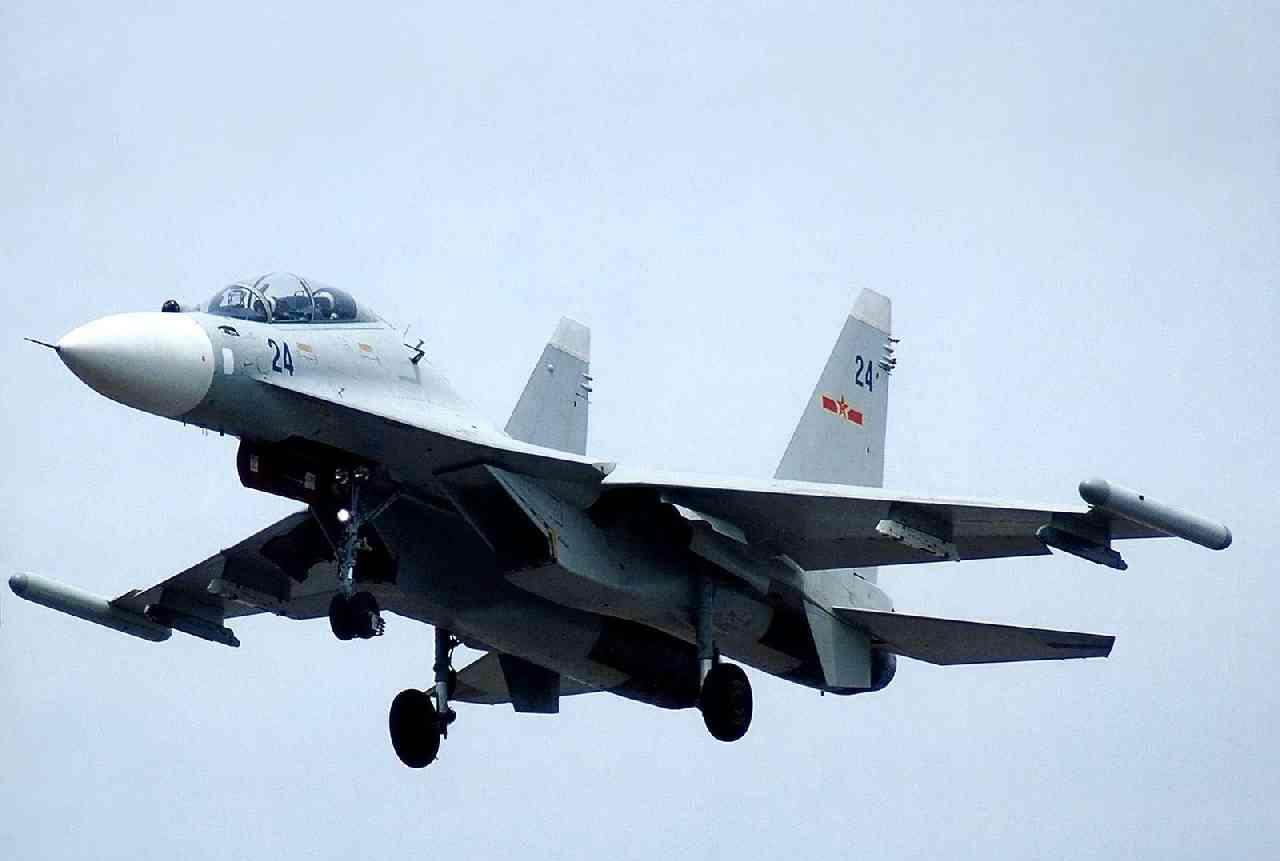 中国歼16疑现身神秘房间内测试隐身性能或全面提升