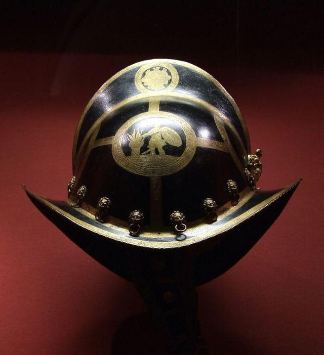 1617世纪欧洲贵族最爱的装备极尽奢华的鸡冠形高顶盔