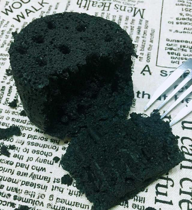 网红"黑煤球"原来是这样制作出来的!你敢下的去嘴吗?