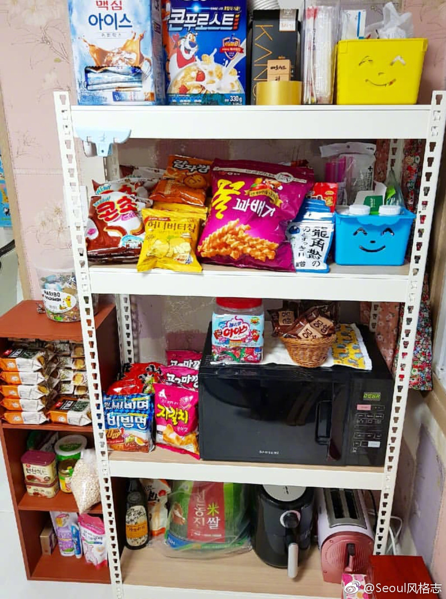 无论家里,办公室还是教室,简直迷你便利店级别的囤零食区