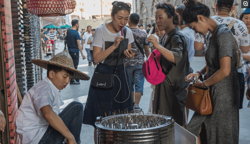 号称老西安古法手摇冰棍引客 60岁西安本土老人也没见过