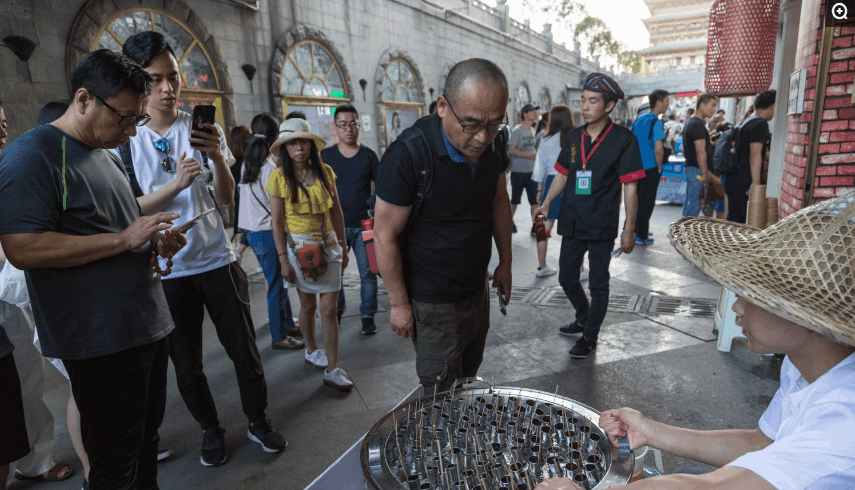 号称老西安古法手摇冰棍引客 60岁西安本土老人也没见过