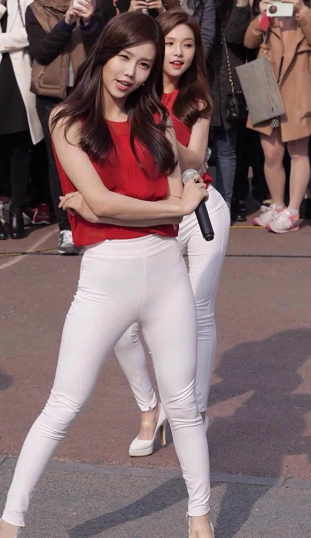 萌妹子白色清透的紧身裤跳舞身材扭动的画面很有视觉冲击力