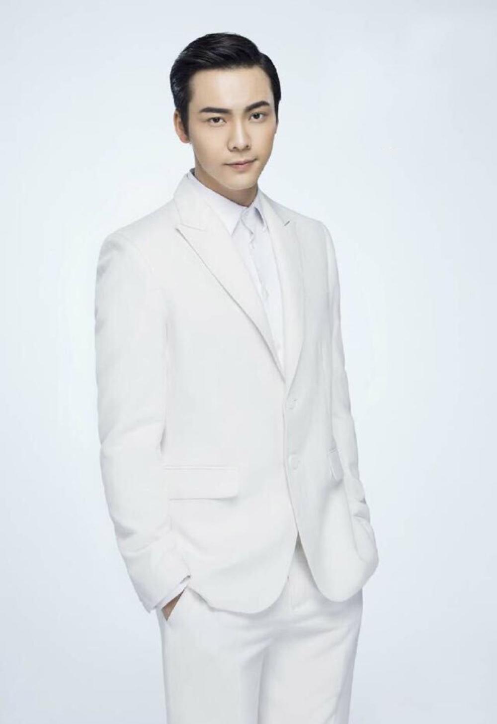 陈伟霆的肤色不算白,但是很man的他却完全的适合白色西装,超级帅气!