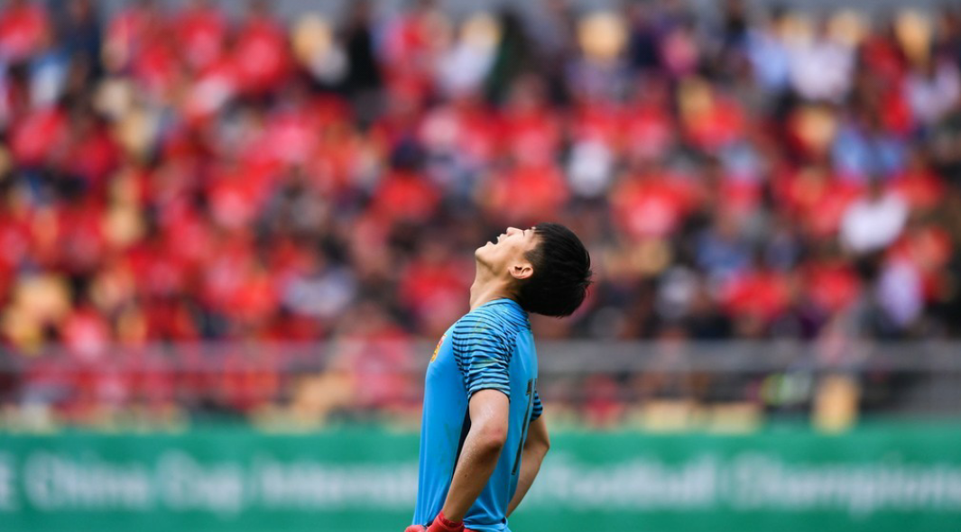 国足与捷克比赛结束后,国足球员集体谢场,不过