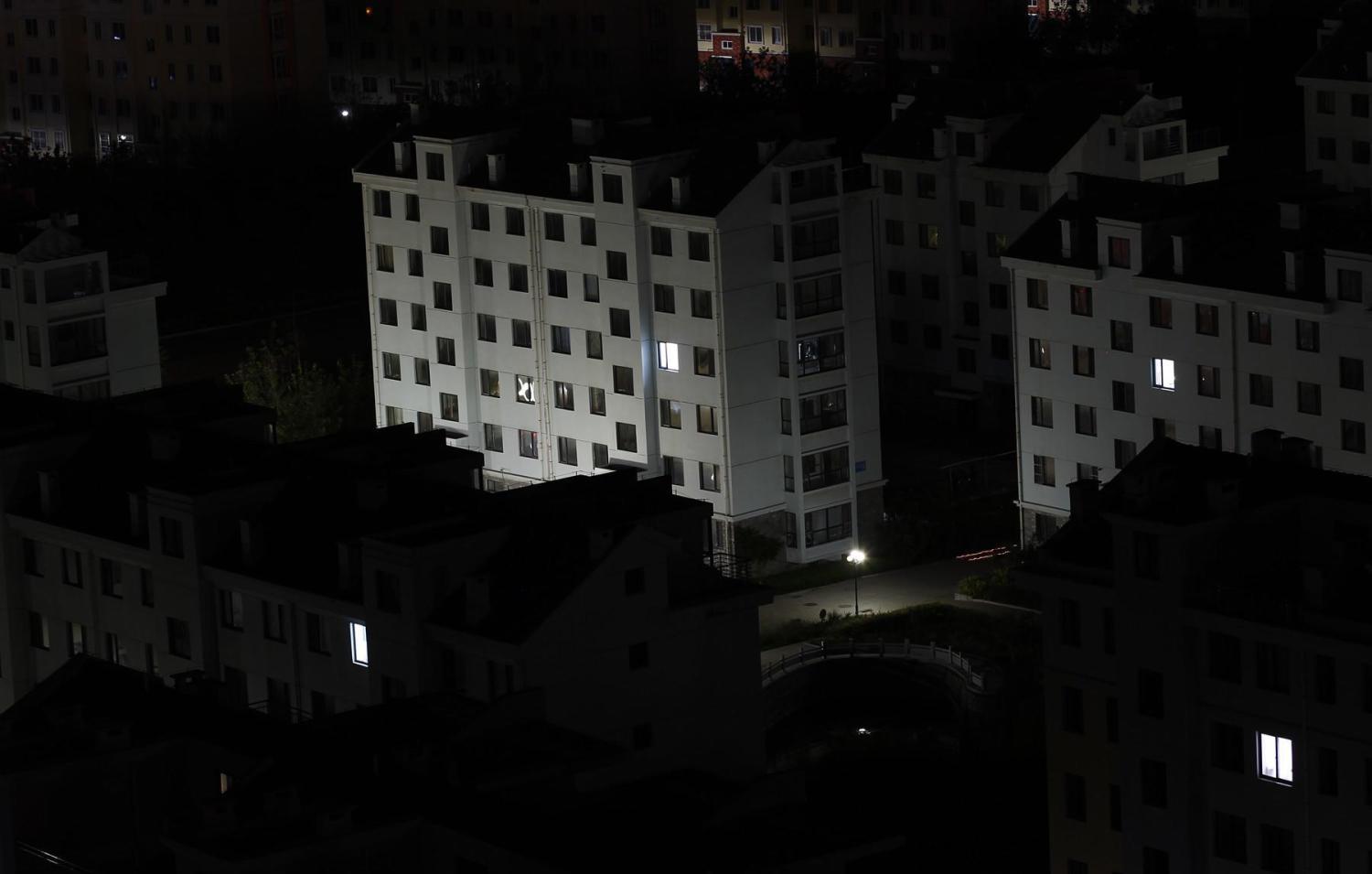 还在死撑? 业主: 房子卖光无人住, 晚上全都黑着灯