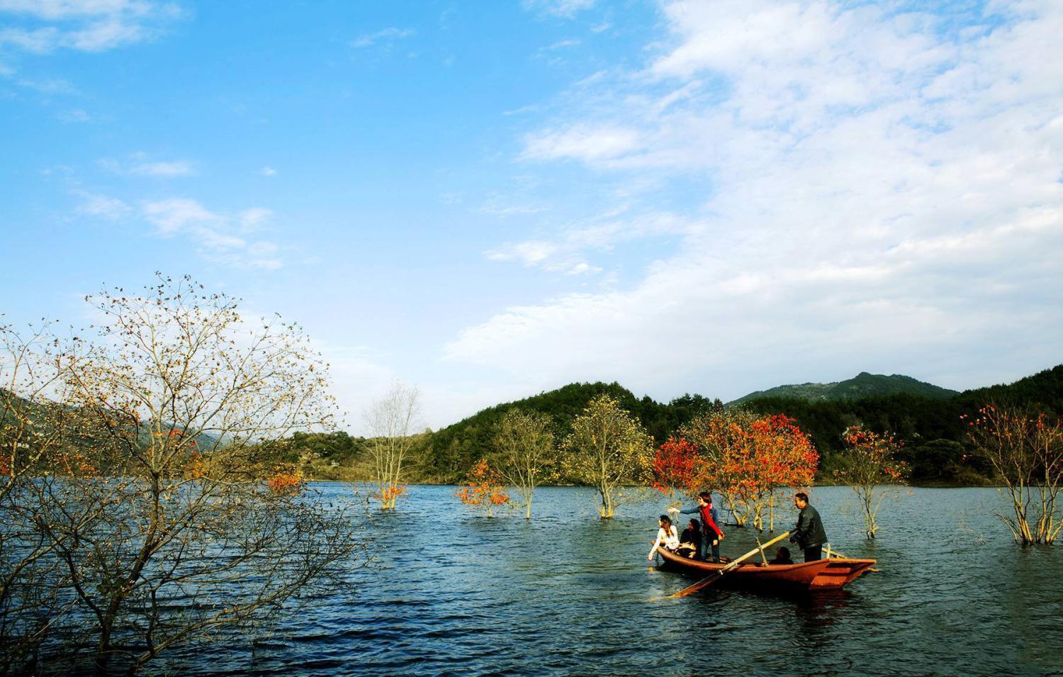 看红叶就要到这里, 罗田凤凰关水库水上红叶