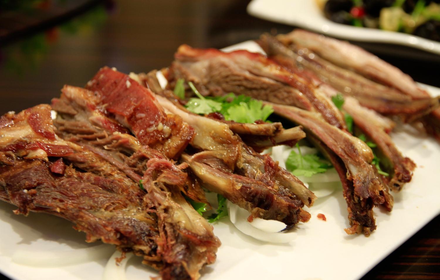 清炖羔羊肉 这一道菜,肉嫩汤鲜,胡萝卜配羊肉,百吃不腻,让人忍不住多