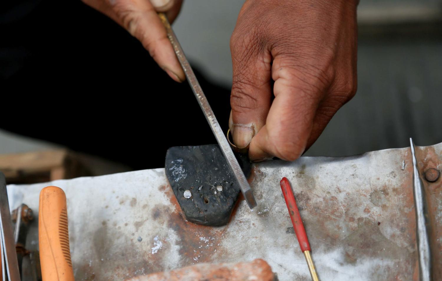 农村手艺人10分钟打一枚戒指, 技艺精湛却面临失传